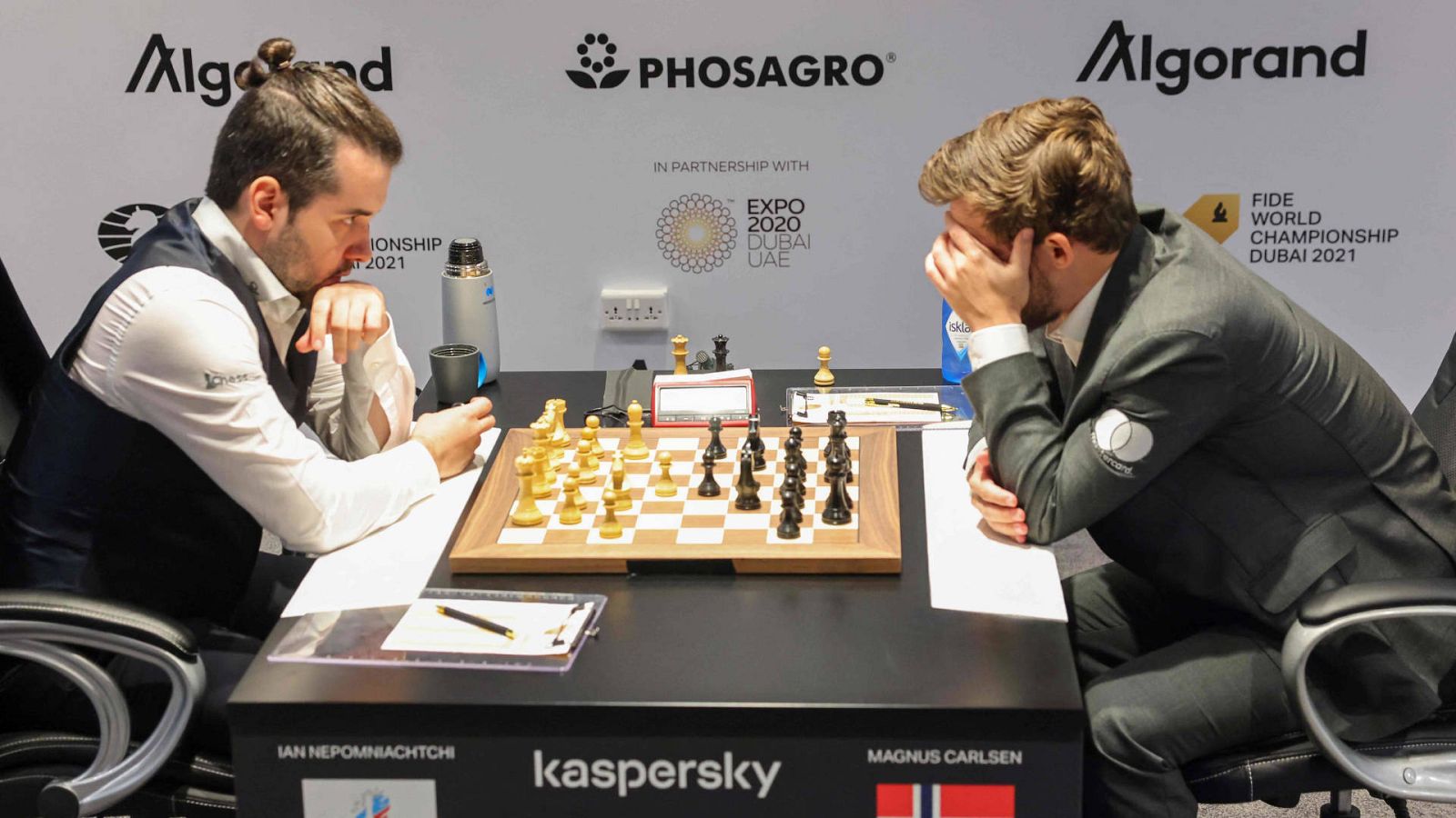 Carsen-Nepomniachtchi: partida récord en el Mundial de ajedrez de casi 8 horas -- Ver ahora