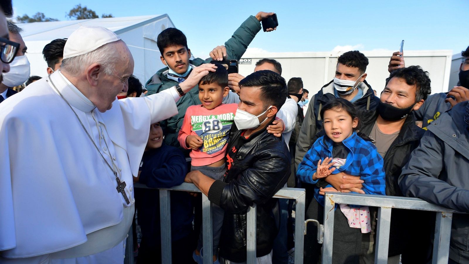 El papa visita un campo de refugiados en Lesbos