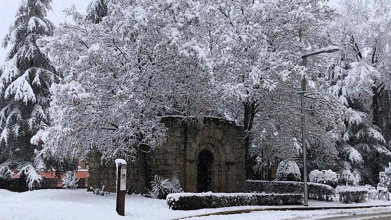 Un temporal pone en alerta el norte peninsular y la DGT pide precaución en las carreteras por la nieve | Ver