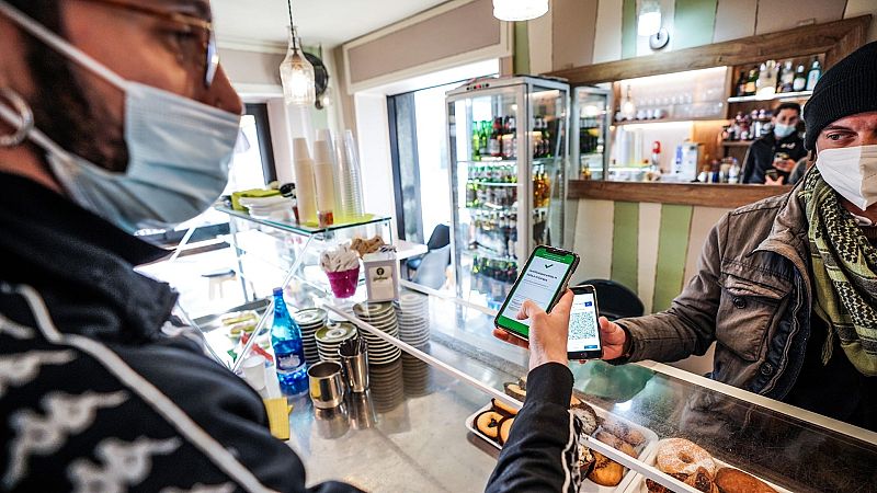 El mundo endurece las restricciones COVID ante ómicron y el aumento de casos