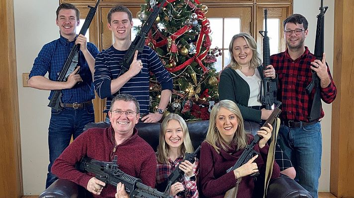 Telediario 1 - La foto de un congresista posando con armas por Navidad divide EE.UU.