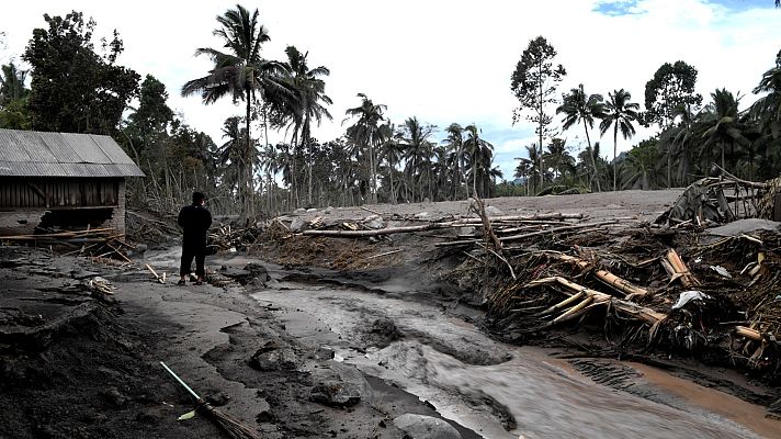 Telediario 1 - Al menos 22 muertos por la erupción del volcán Semeru en Indonesia