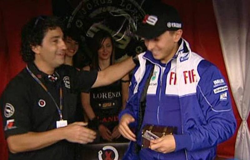 Lorenzo, socio de su propio club de fans, o espartanos por el circuito, algunas de las curiosidades de la primera jornada de la última carrera del Mundial de MotoGP.