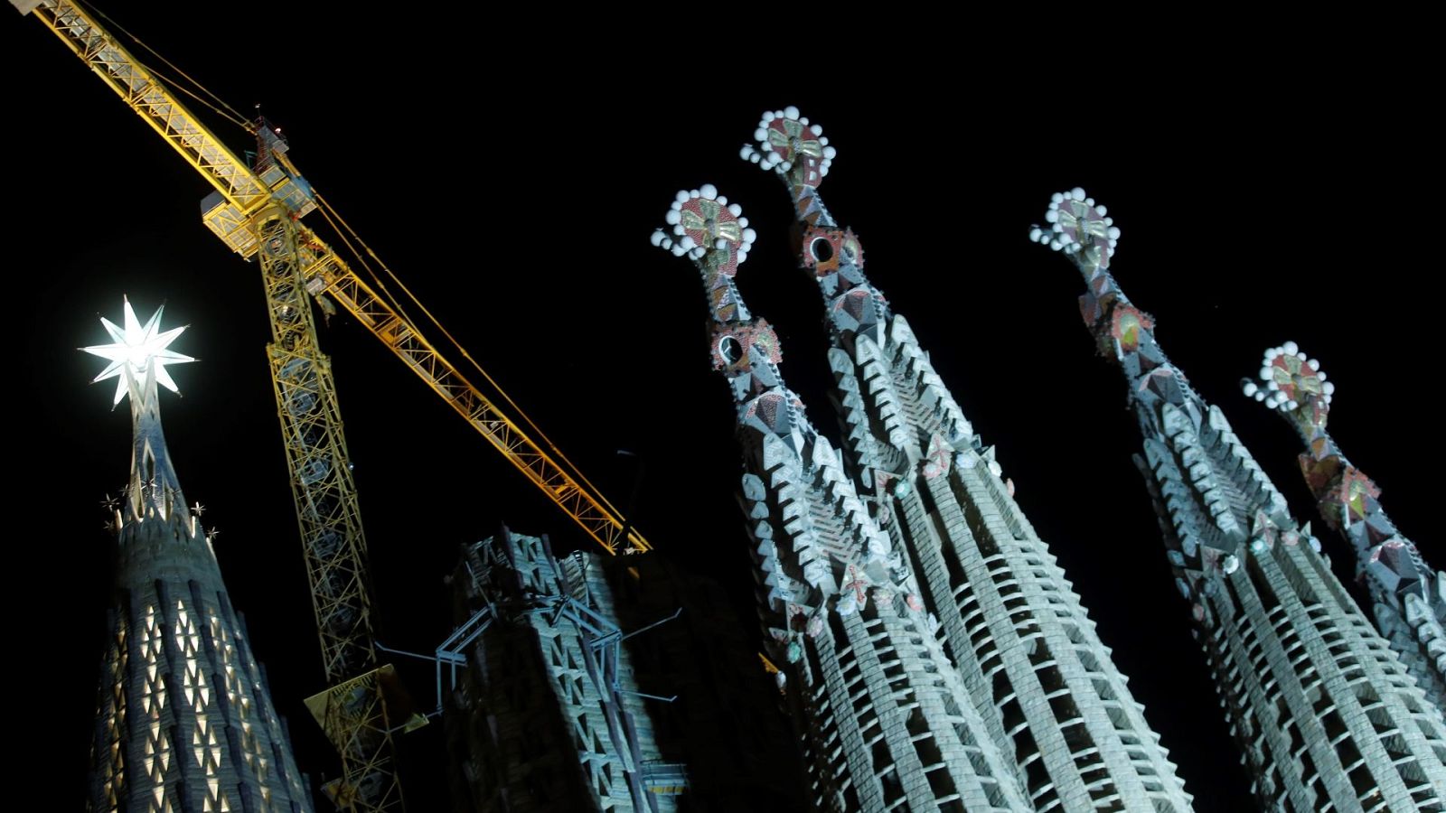 La nueva estrella de la Sagrada Familia ilumina Barcelona | Ver