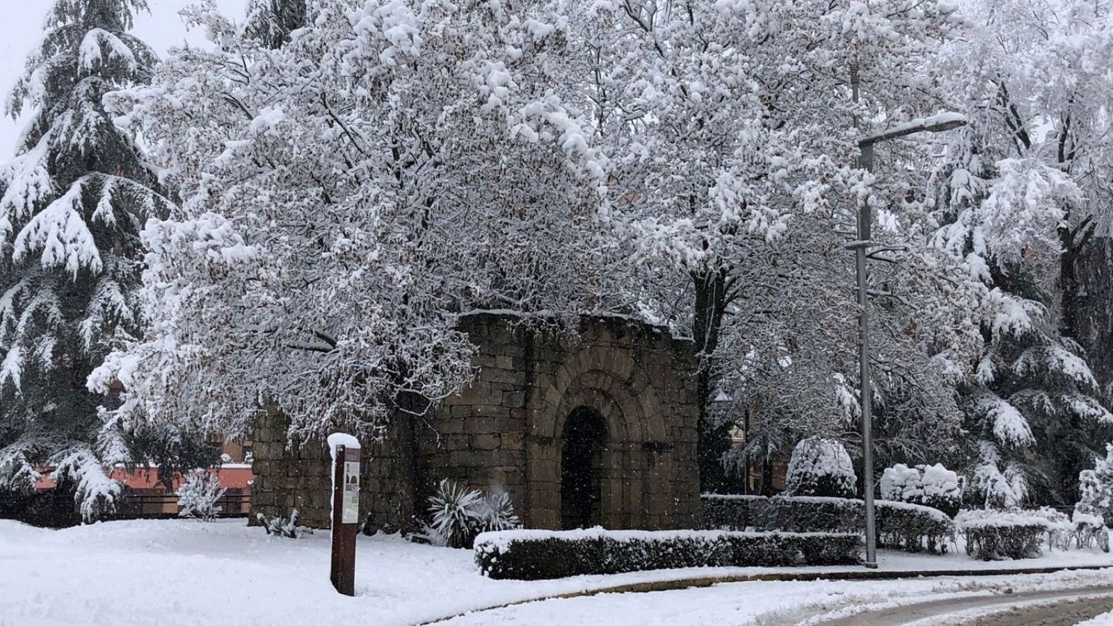 Las consecuencias de la borrasca Barra: carreteras intransitables en Huesca y atascos en Cataluña