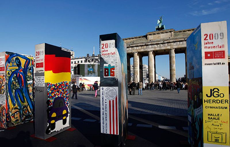 Un dominó gigante recuerda que hace 20 años que cayó el muro de Berlín