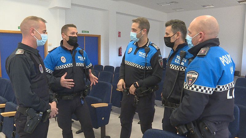 Dos bebés de ocho y dos meses estuvieron a punto de morir atragantados. La policía de Lorca les salvó la vida.