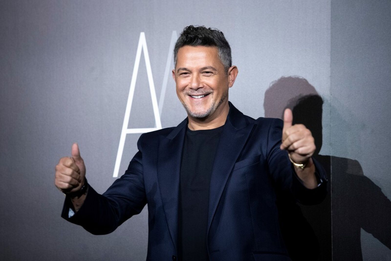 Alejandro Sanz vuelve a sus raíces en 'Sanz', su nuevo disco | Ver