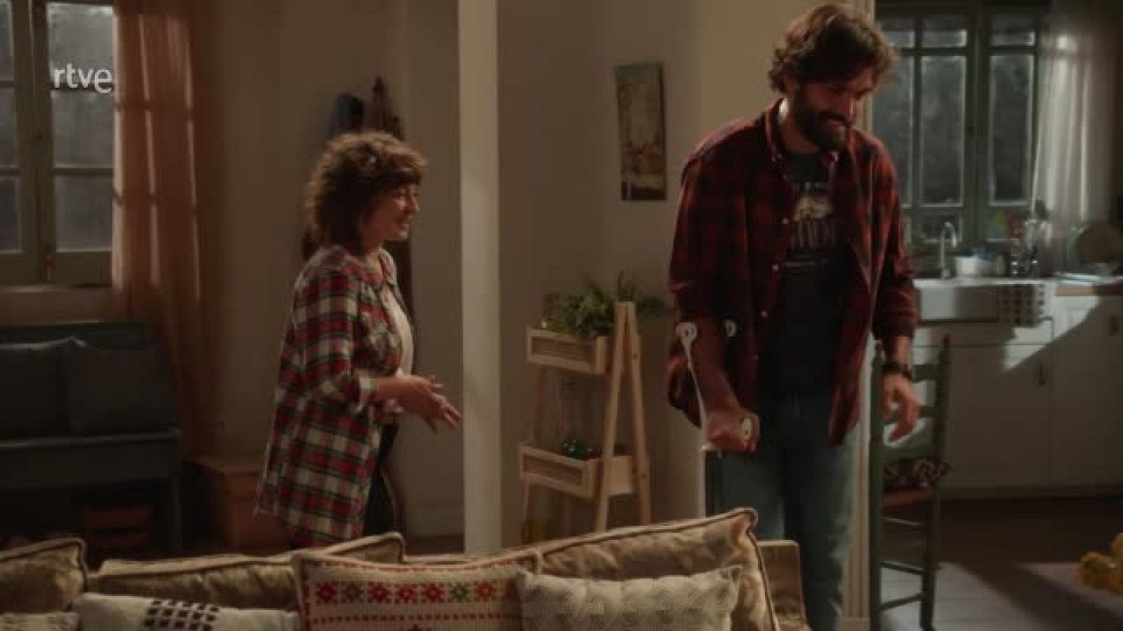 tirso llega a casa de elena donde le esperan ella y su hijo dani