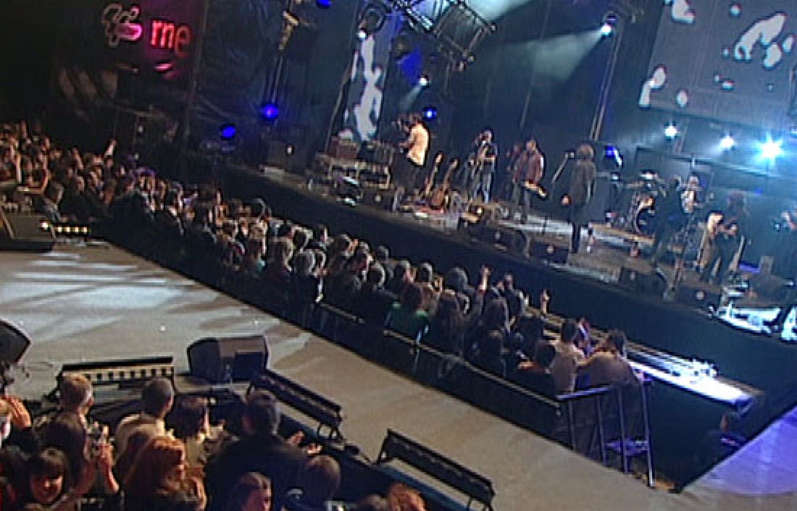 Valencia ha acogido la última edición de 'MotoGP en concierto' de la temporada. Amaral, Malendi, La Cabra Mecánica, Danza Invisible y 84 fueron los grupos invitados.