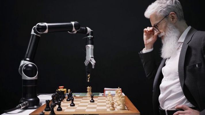 Universo UNED - Comienza la era humano-máquina*