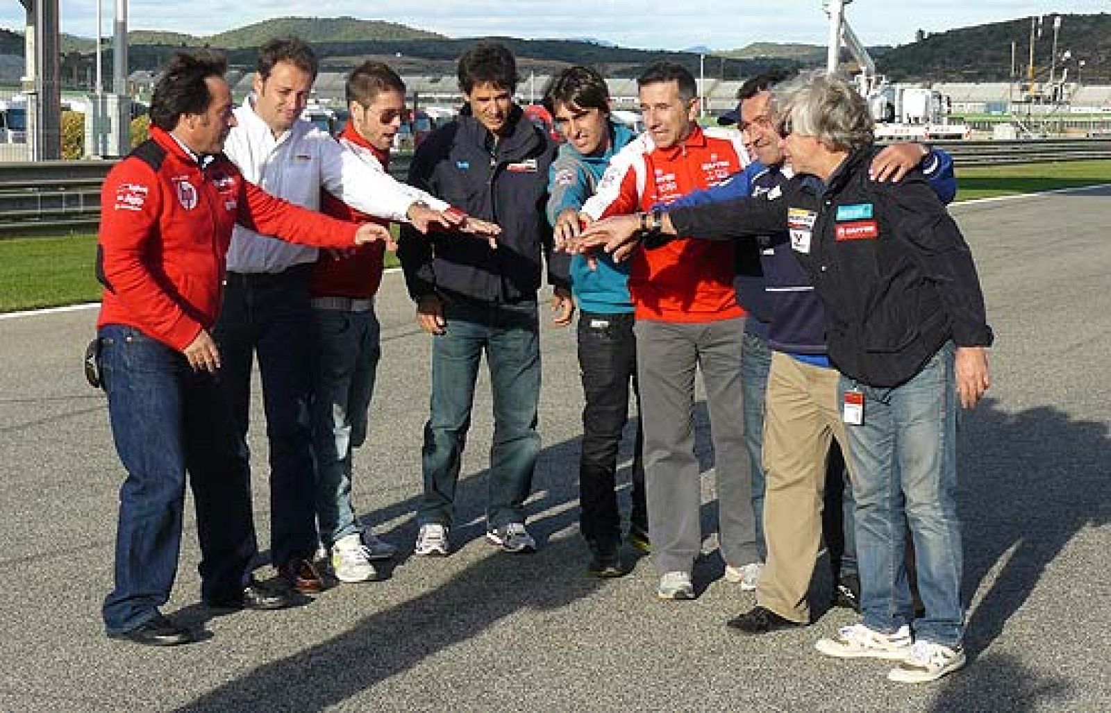 TVE ha reunido en el Circuit Ricardo Tormo a los pilotos españoles que han ganado al menos un título en el mundial de motociclismo. Sito Pons, Emilio Alzamora, Álvaro Bautista, Álex Crivillé, Julián Simón, Jorge Martínez Aspar, Dani Pedrosa, Champi