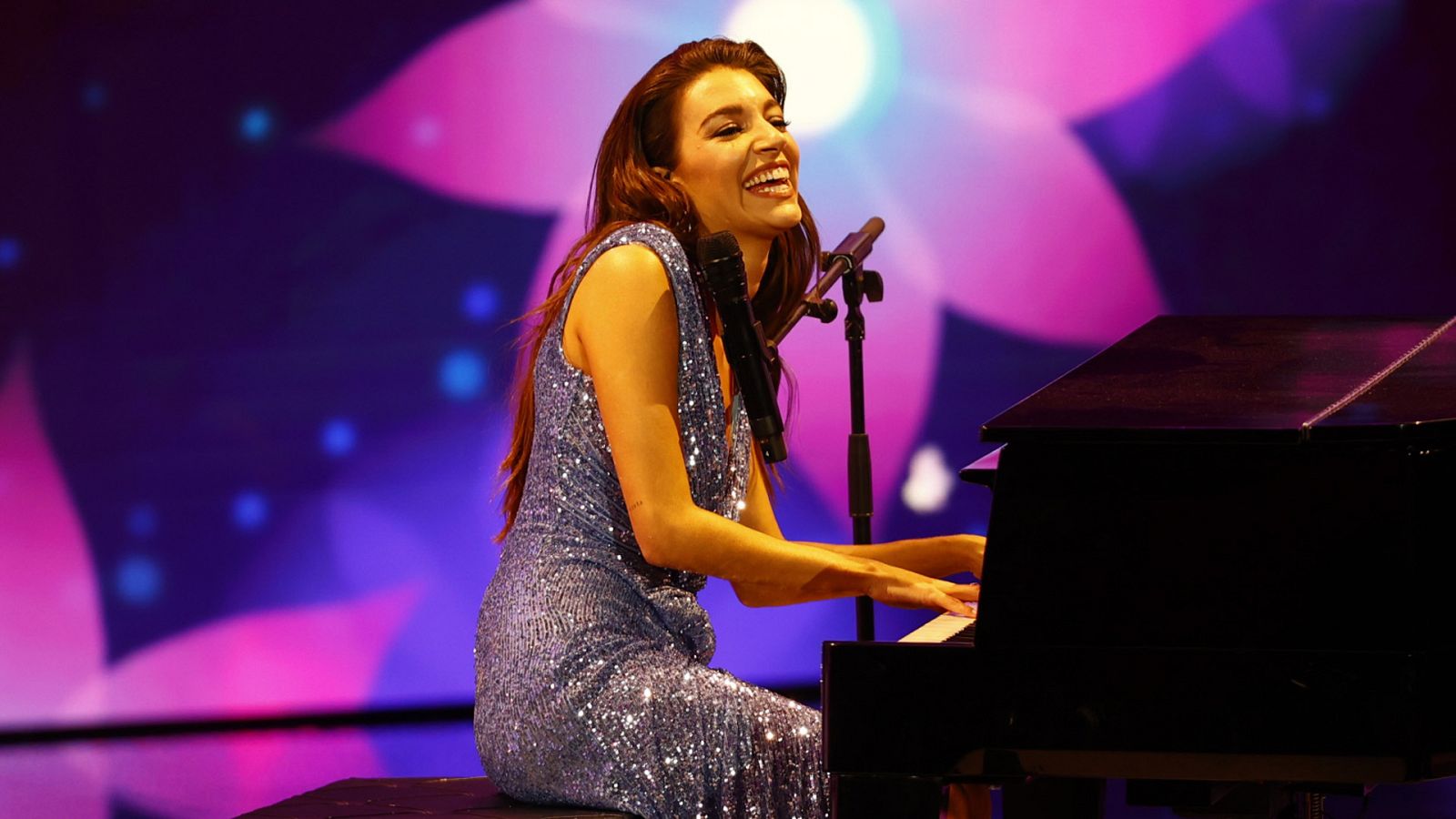 Ana Guerra interpreta La chica de ayer en los Forqué - Premios José María Forqué | Ver