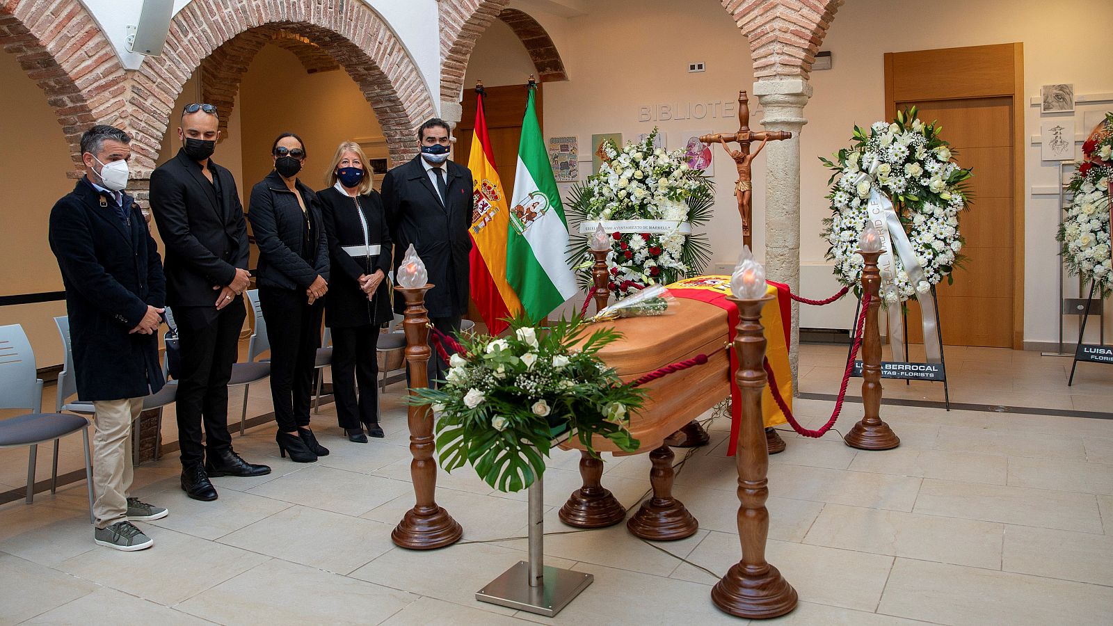 Numerosas personalidades despiden a Manolo Santana en su capilla ardiente