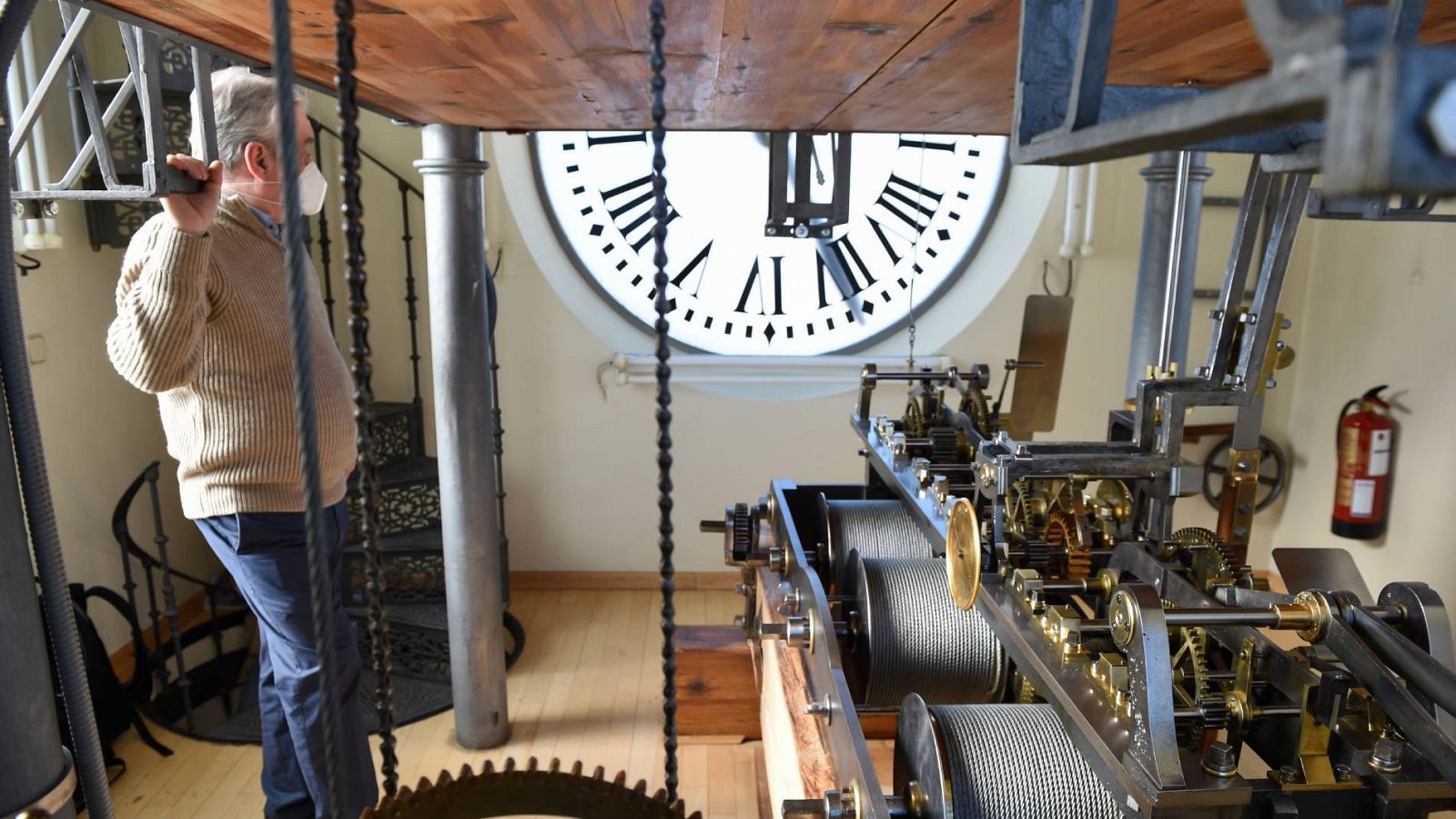 El reloj de la Puerta del Sol se pone a punto para despedir el 2021