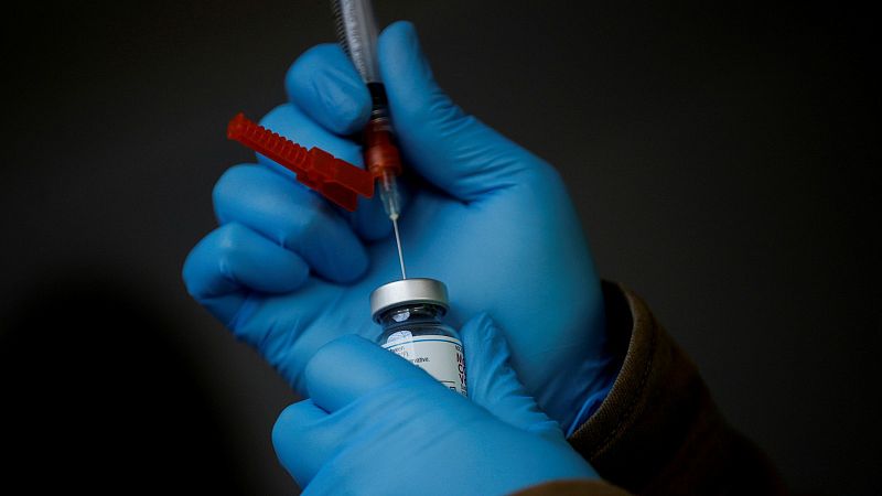 Sanidad y las comunidades debaten si ampliar las terceras dosis a menores de 60