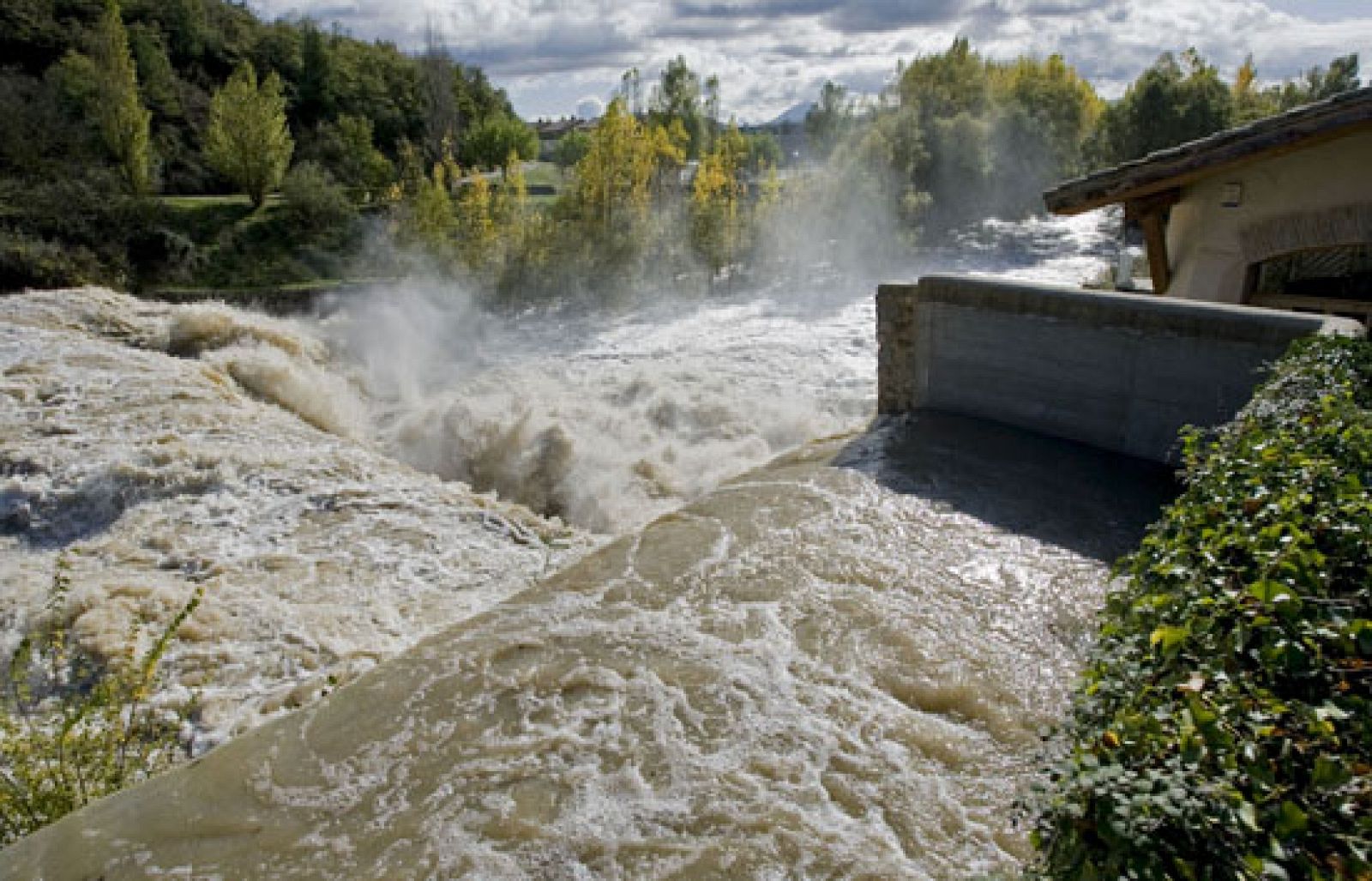 Viento y lluvias dejan en alerta gran parte de la península