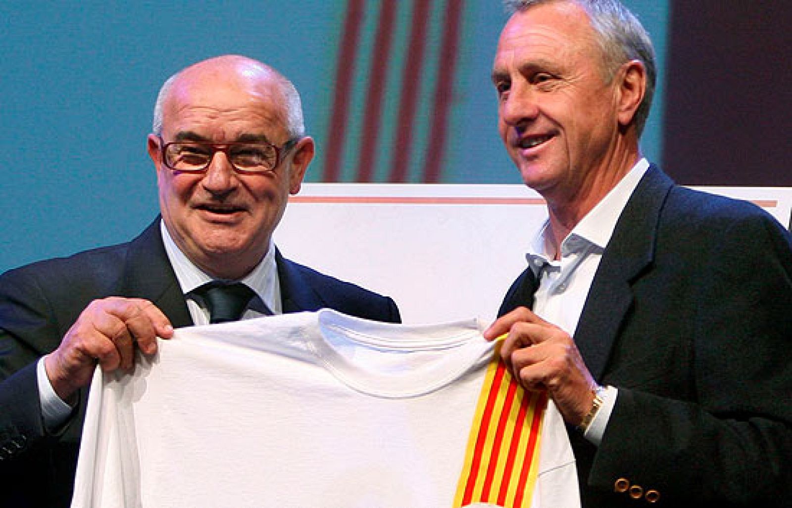 Johan Cruyff ha sido presentado con todos los honores como nuevo "seleccionador nacional de Cataluña" en un acto al que han acudido políticos y diversas personalidades.