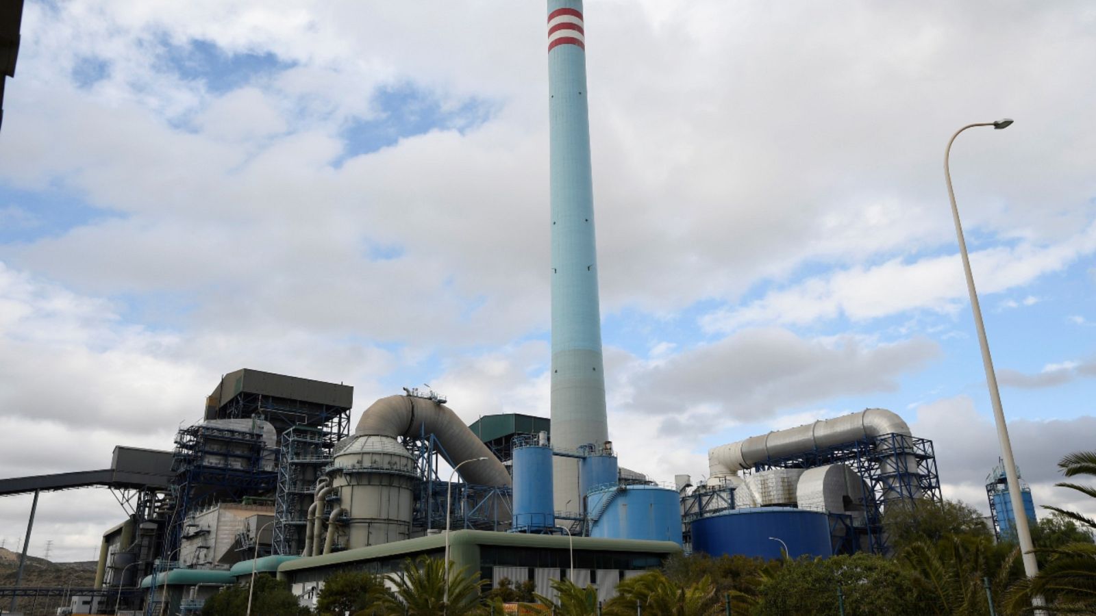 La central de Carboneras se apaga tras 40 años | Ver