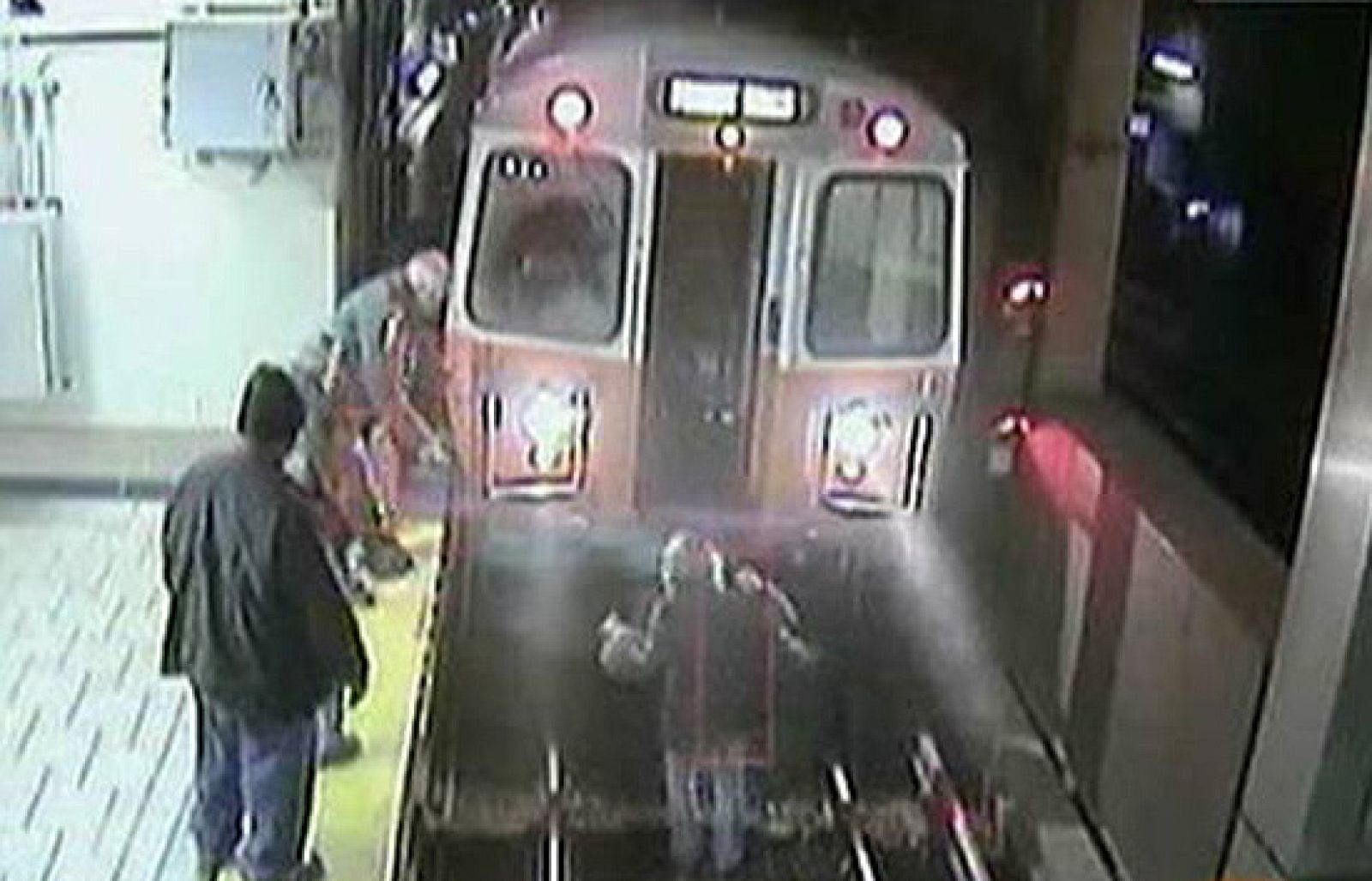 Una mujer en estado de embriaguez se ha caído a las vías del metro de Boston, que paró 'in extremis' para no atropellarla.