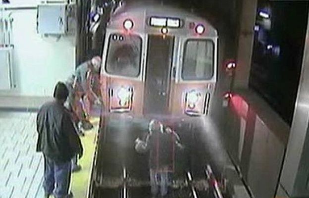  - Cae a las vías del metro