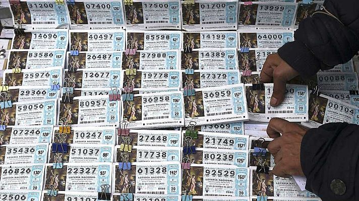 La hora de La 1 - Tres de cada cuatro españoles que compran Lotería de Navidad lo comparten con otras personas