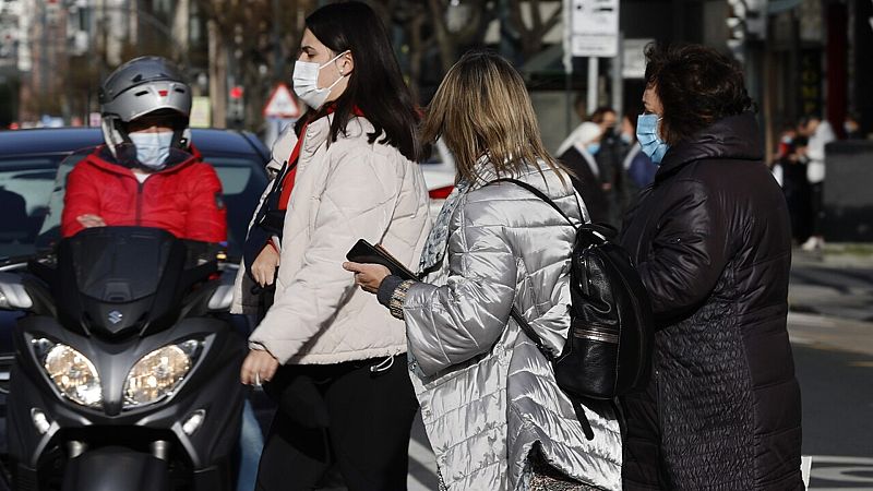 Toques de queda, mascarillas en exteriores...¿qué plantean las comunidades para hacer frente a la variante ómicron?