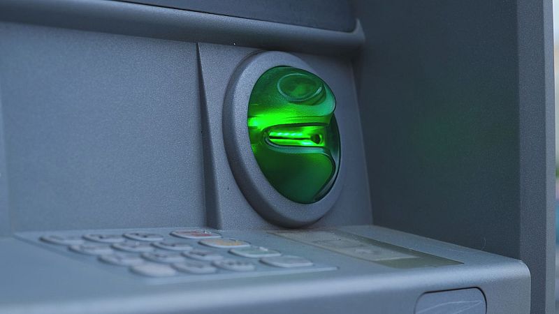 Decenas de niños son utilizados por una mafia para robar en los cajeros del centro de Madrid - Ver ahora