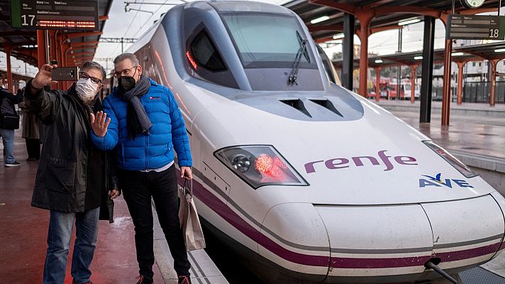 Telediario 1 - Cerca de 5.000 personas utilizan el AVE gallego en su primer día en funcionamiento