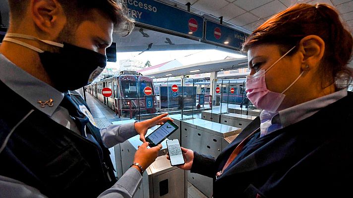 Telediario 2 - Detienen a una enfermera italiana que simulaba vacunar contra la COVID-19 por 400 euros