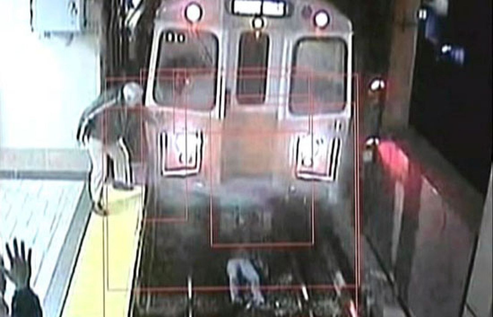 Una mujer se cae a las vías del metro de Boston y no sufre daños | Ver