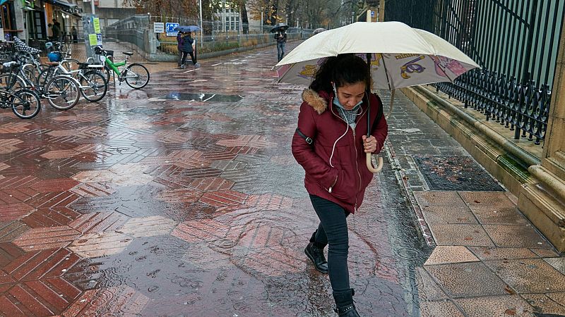 Cielos nubosos acompañados de lluvias en Andalucía - El tiempo | Ver