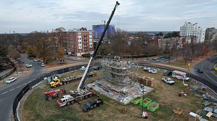 Telediario 1 - La ciudad de Charlottesville, Estados Unidos, retira la estatua del general confederado Robert Lee