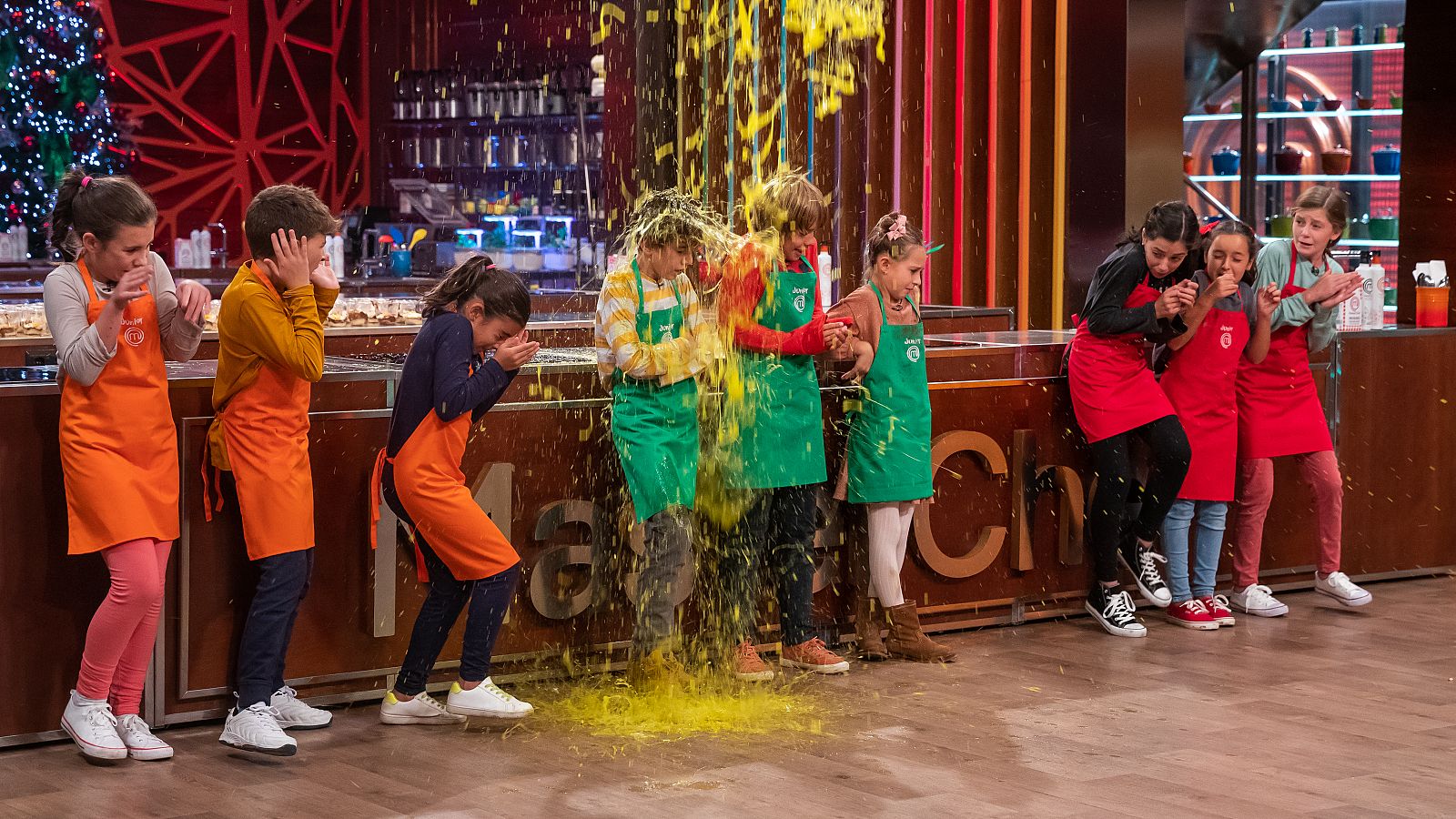 MasterChef Junior 9 I ¡Sorpresa! Todos acaban llenos de salsa sin esperarlo | Ver