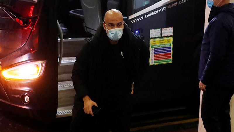 Guardiola reivindica el uso de las mascarillas en los estadios: "Me sorprende que nadie las usa"