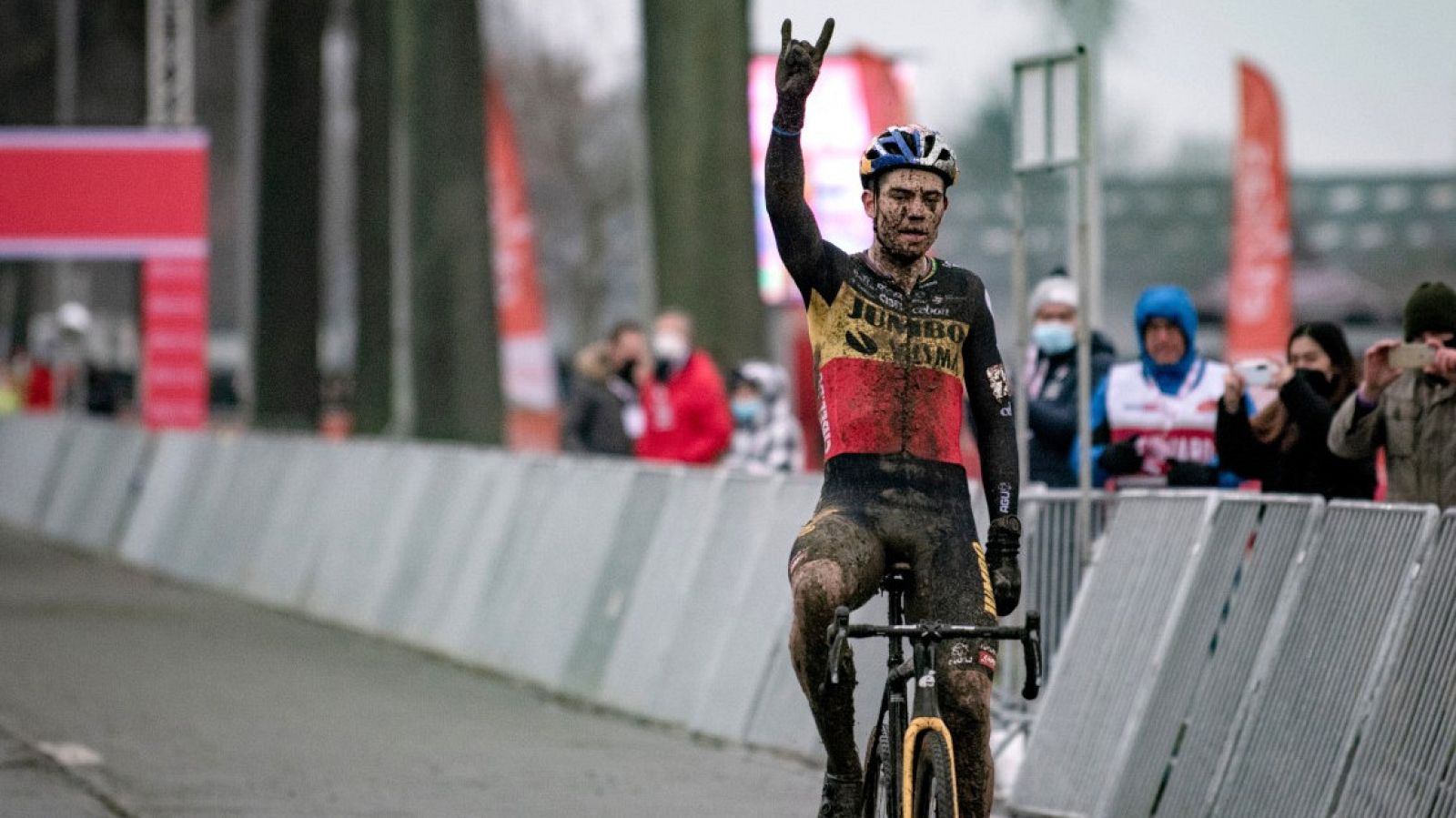 Van Aert bate a Van der Poel en su esperado duelo en Dendermonde