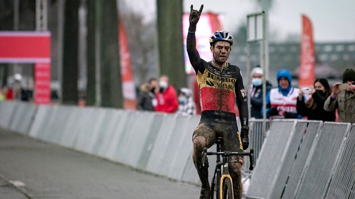 Telediario Matinal - Van Aert bate a Van der Poel en su duelo en Dendermonde
