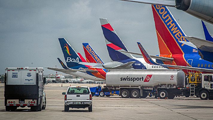 Telediario 1 - La variante Ómicron frena la actividad aérea en plena Navidad