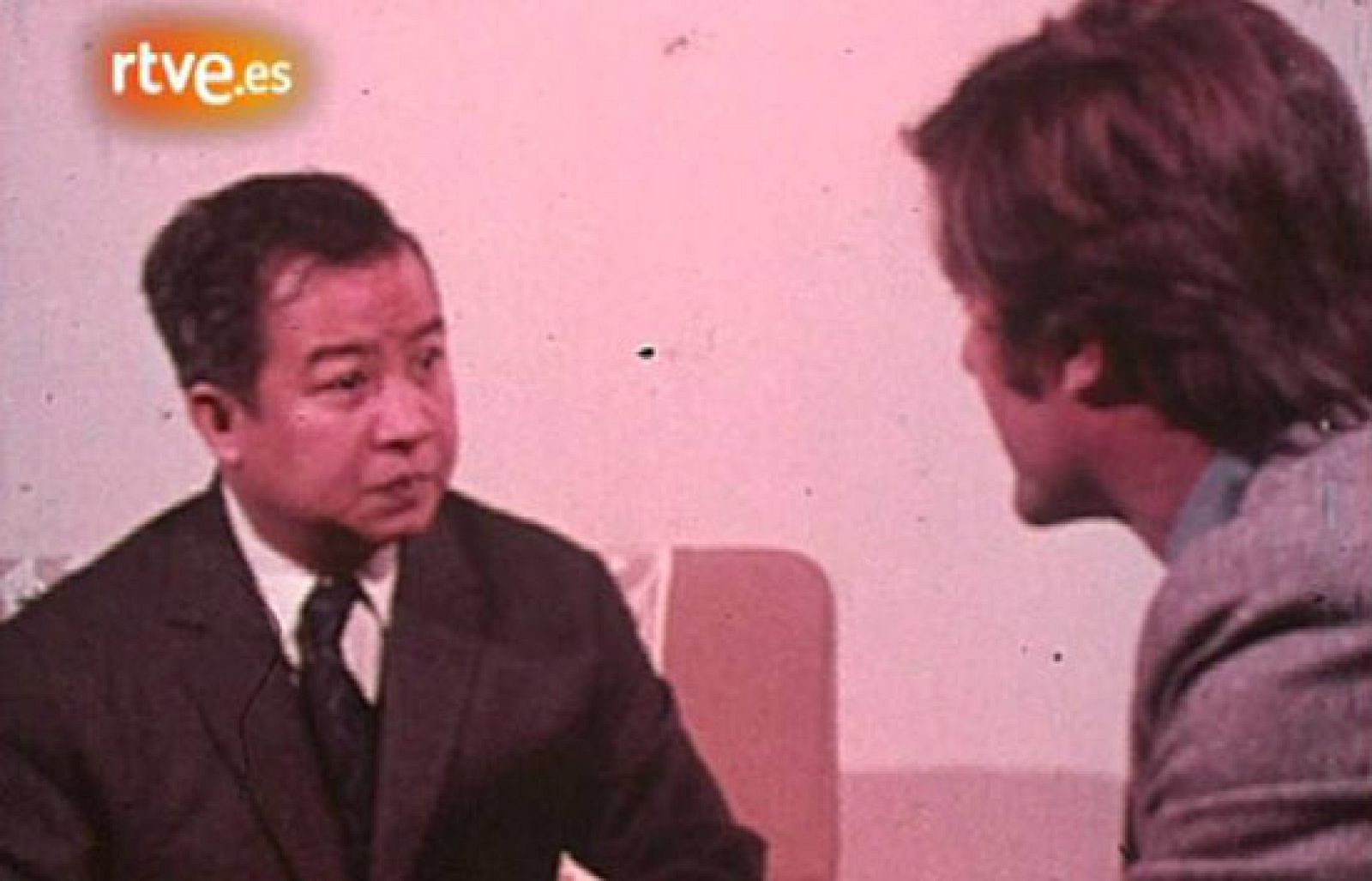 Miguel de la Quadra entrevista en 1973 al príncipe de Camboya - Fue noticia en el Archivo de RTVE | Ver
