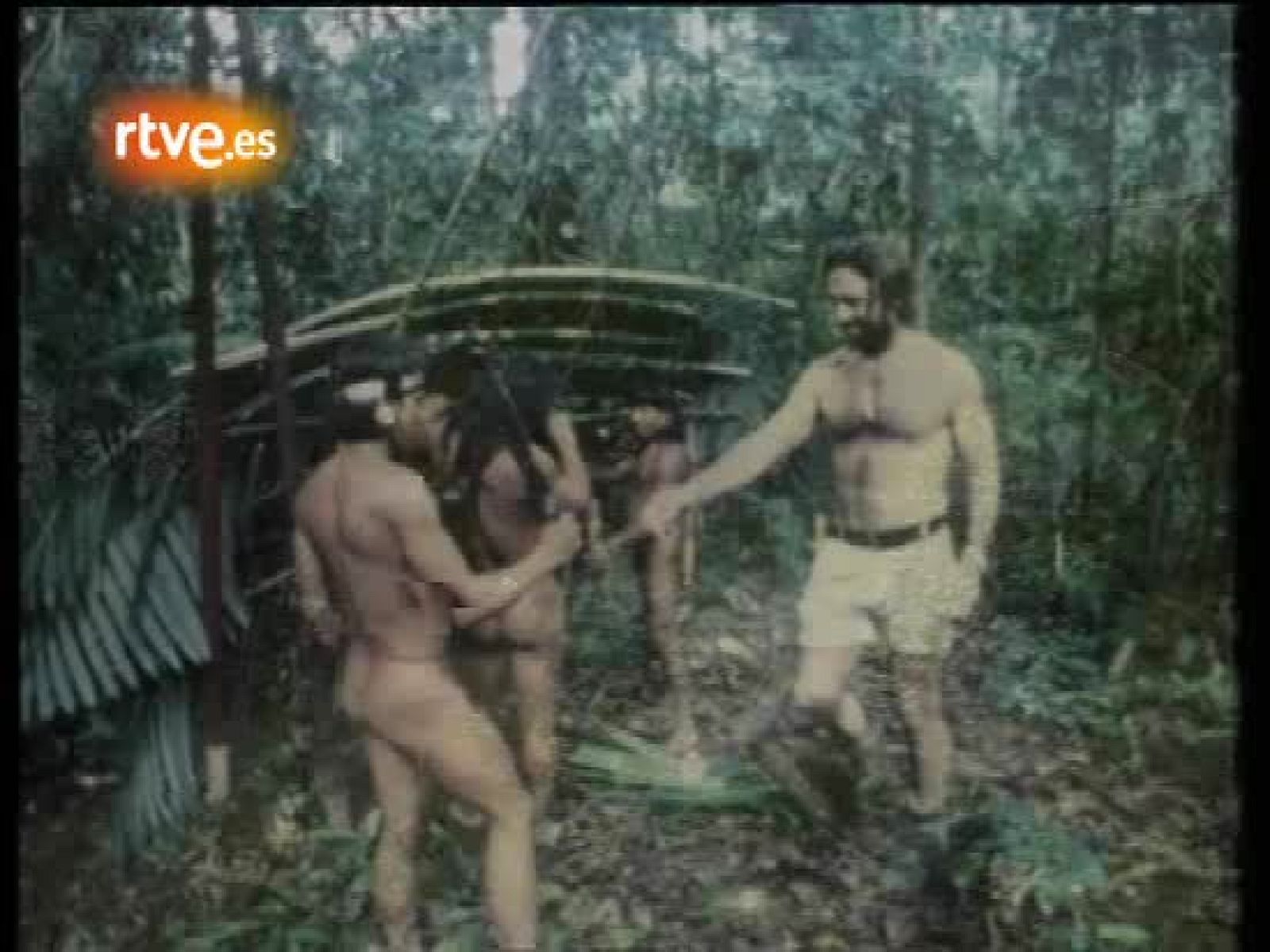 De la Quadra-Salcedo con los indios huaoranis (aucas) en 1977 - Fue noticia en el Archivo de RTVE | Ver