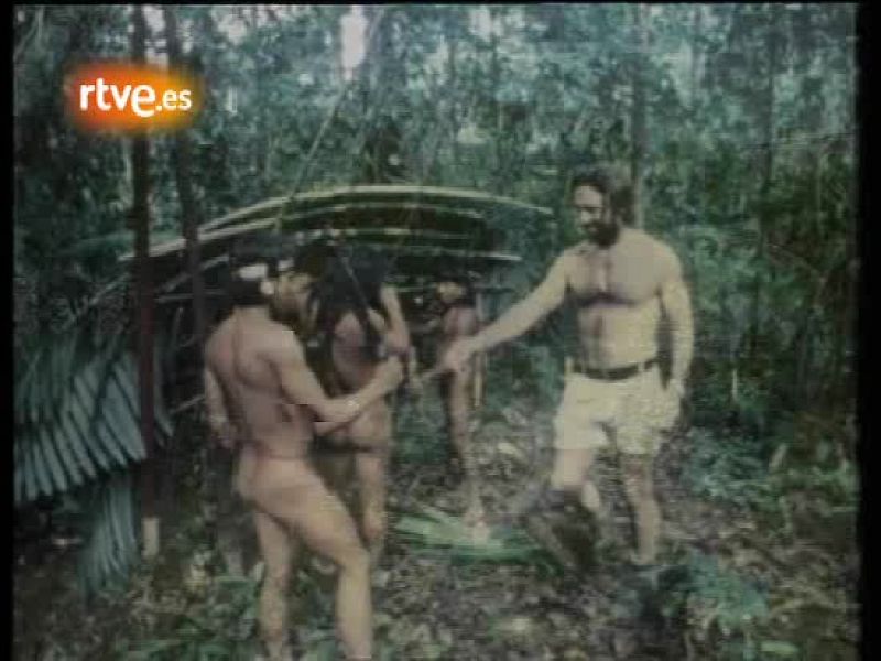 De la Quadra-Salcedo con los indios huaoranis (aucas) en 1977 - Fue noticia en el Archivo de RTVE | Ver
