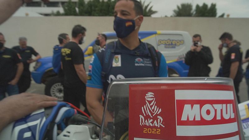 Los participantes del Dakar recogen sus vehículos en el puerto de Yeda