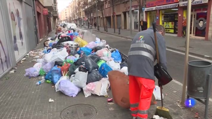 L'Informatiu - La brossa protagonitza els carrers de Salt en el quart dia de vaga