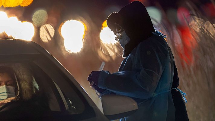 Telediario 2 - Sanidad y comunidades acuerdan reducir a siete días el aislamiento de los positivos por COVID sin síntomas