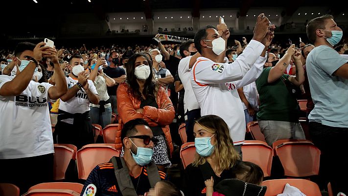 Telediario 1 - Las restricciones de aforos obligan a los clubes a devolver entradas