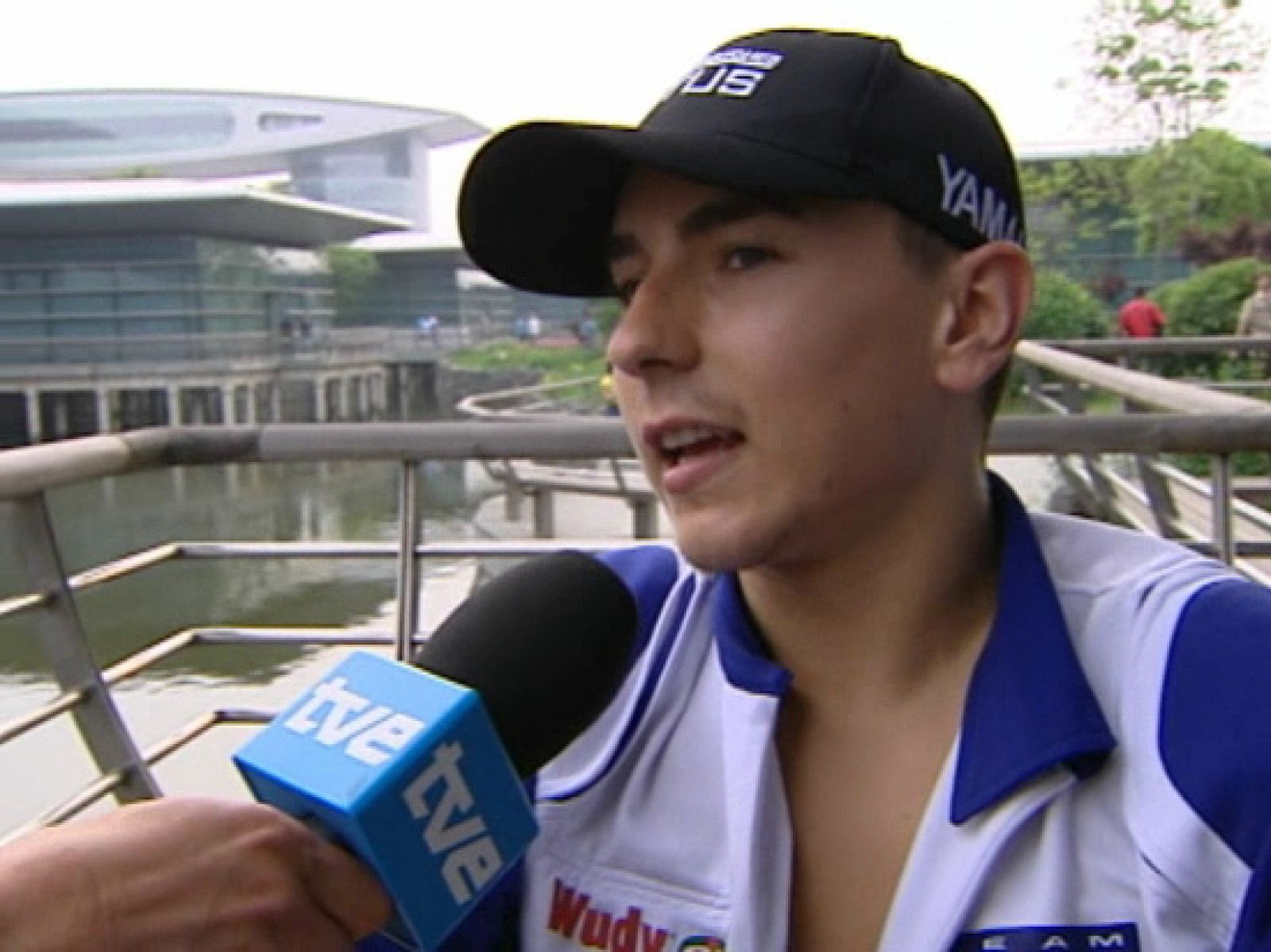 Lorenzo se sobrepone a un fin de semana muy duro.