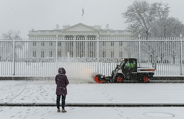 Telediario 1 - Miles de vuelos cancelados en EE.UU. por las nevadas y la variante ómicron