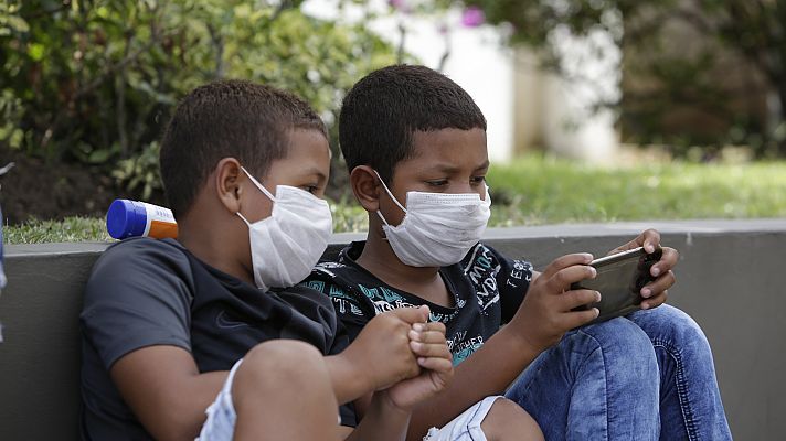 Telediario 1 - Cuál es la edad recomendada para que los niños usen el móvil