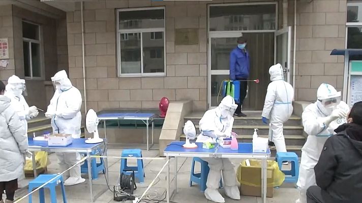 Telediario 2 - China endurece las medidas contra la COVID-19 pese a la reducción de contagios