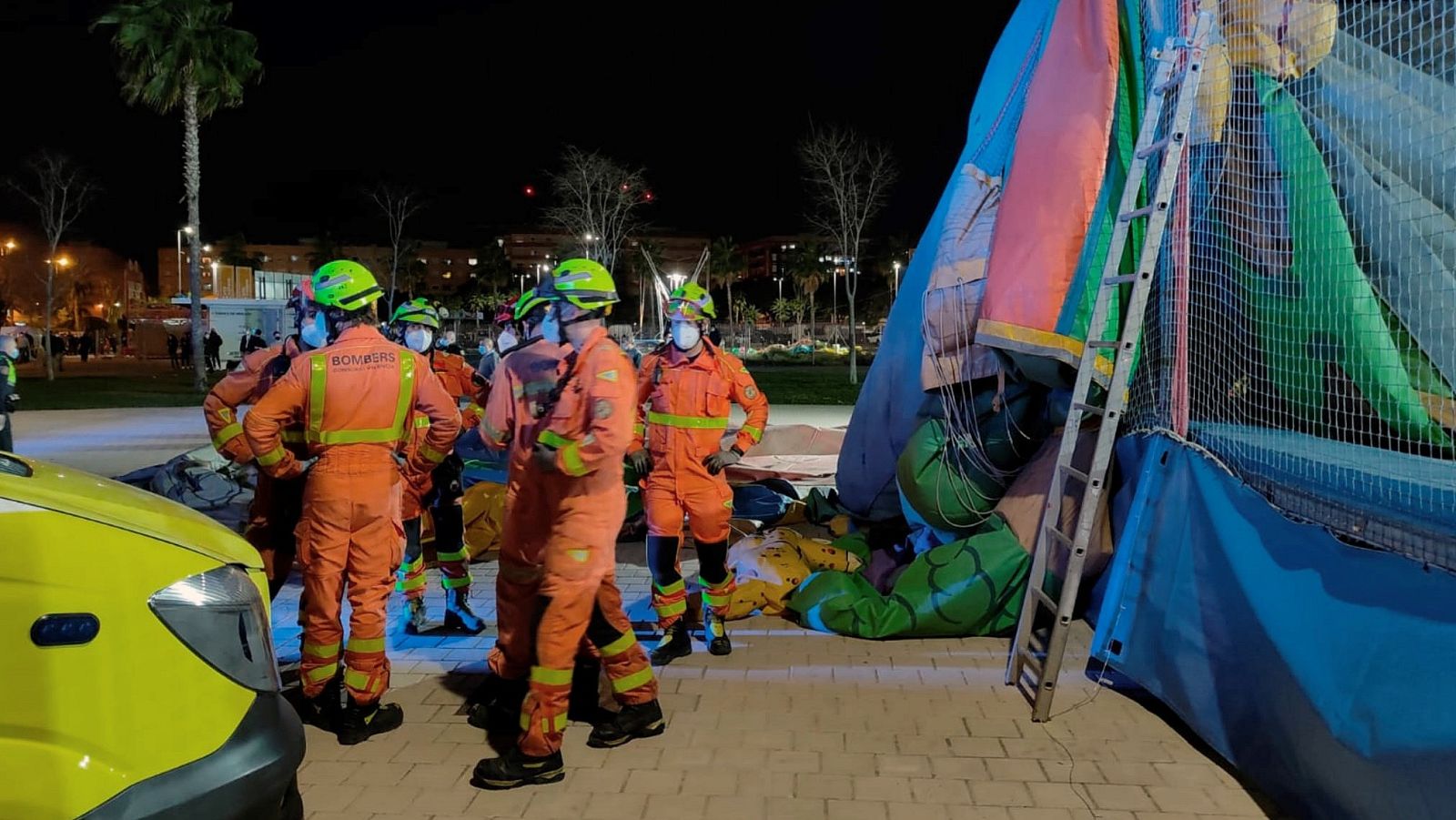 Muere una de las niñas heridas tras volarse un castillo hinchable en Mislata, Valencia - Informativo 24h | Ver